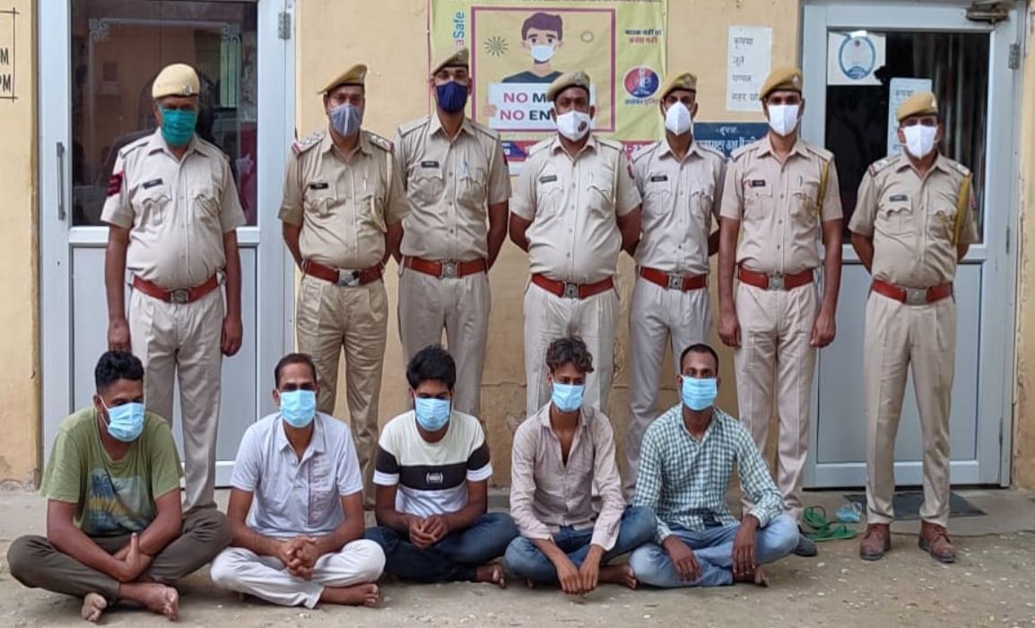अलवर में सोशल मीडिया पर लड़की बनकर लोगों को जाल में फंसाने वाले गैंग का पर्दाफाश, पांच गिरफ्तार