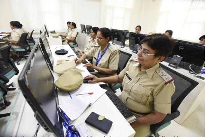 अब हर हाल में पुलिस को साइबर क्राइम पीड़ितों की करनी होगी मदद, यूपी के हर थाने में होगी साइबर हेल्प डेस्क