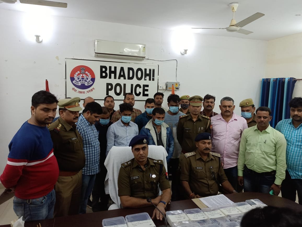 ATM फ्रॉड गैंग का भांड़ाफोड़, साढ़े तीन लाख नगद के साथ पांच गिरफ्तार, असलहे और बाइक भी बरामद