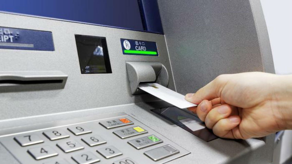 ATM में मदद के बहाने डेबिट कार्ड बदल खाते से रकम निकालने वाले दो आरोपी गिरफ्तार