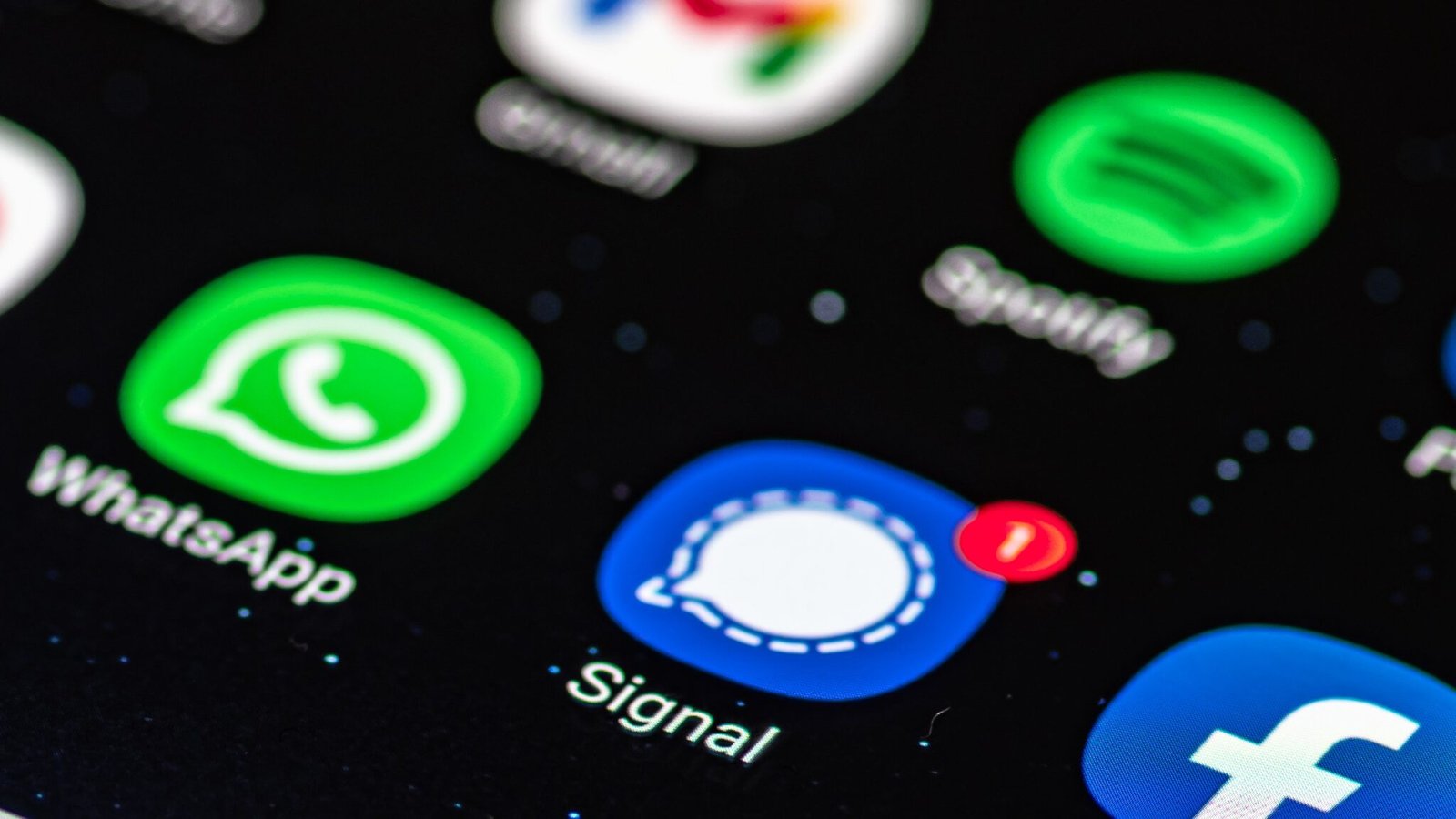 Whatsapp की हैकिंग के बाद Signal पर हुआ साइबर अटैक, हैकर्स के पास पहुंची यूजर्स की ये अहम जानकारी