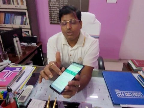 साइबर क्रिमिनल ने Commissioner की फर्जी व्हाट्सएप आईडी बना District Election Officer से 1 लाख की ठगी