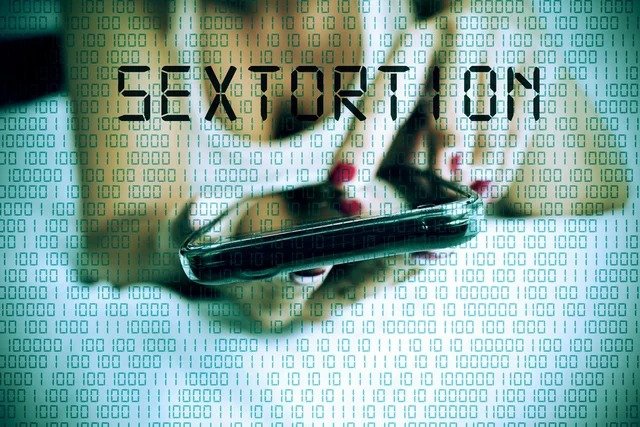 कॉलेज छात्रा के नाम से बनाते थे ID और Porn Video बनाकर एक करोड़ से अधिक की कर  लिया Fraud